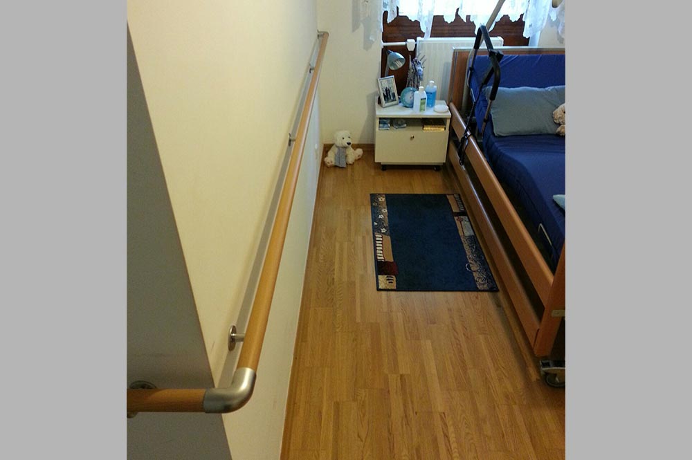 Ein Handlauf neben dem Bett ist eine echte Hilfe und Erleichterung