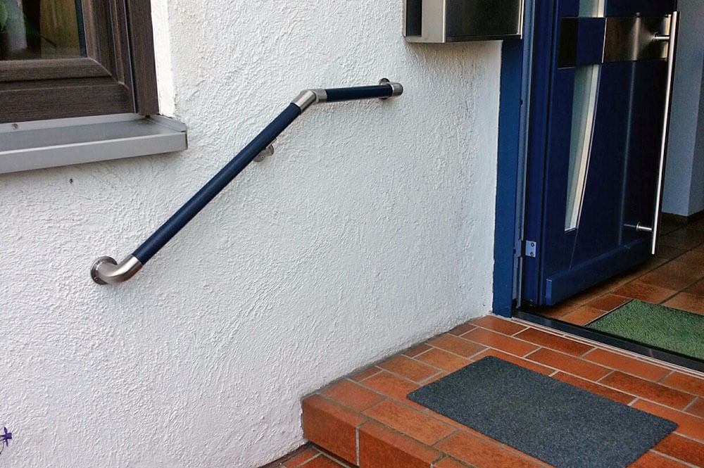 Wandseitiger Handlauf aus Alurohr, passend zur Haust&uuml;re