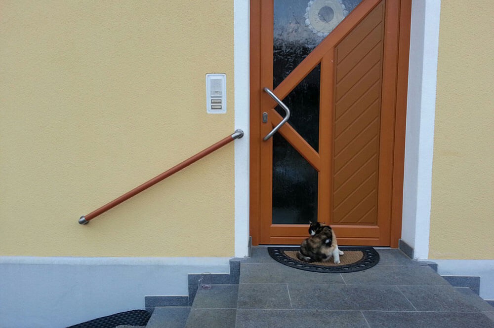Einfacher Haltegriff aus Alurohr mit Laminatummantelung, passend zur Haust&uuml;re