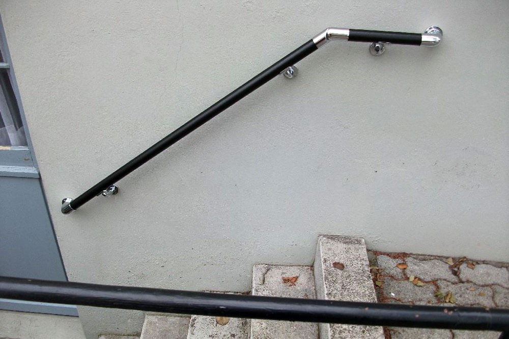 Wandseitiger Handlauf aus Alurohr in Schwarz mit Beschl&auml;gen aus Edelstahl