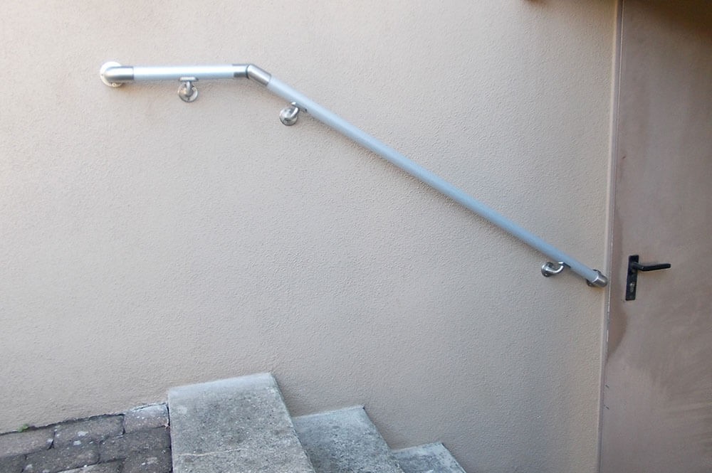 Wandhandlauf aus Alurohr in Aluminium-Optik mit Beschl&auml;gen aus Edelstahl