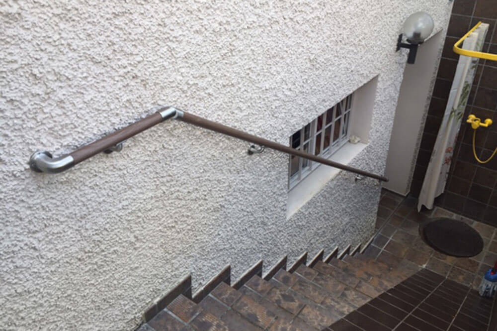 Alurohr in Eiche Schokolade mit normgerechtem Wandabschlussbogen und Beschl&auml;gen aus Edelstahl