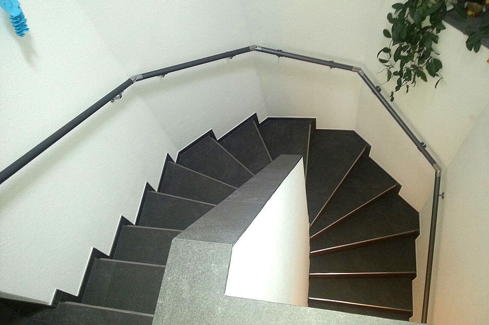 Wandhandlauf an Mehrecktreppe