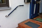 Wandseitiger Handlauf aus Alurohr, passend zur Haust&uuml;re